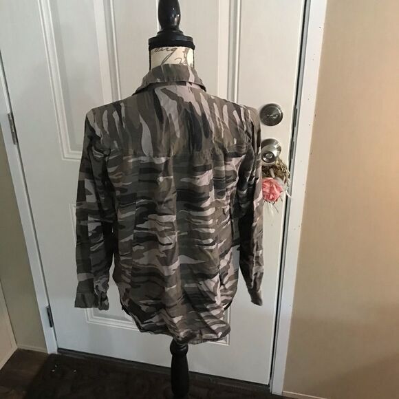 Style Envy Camouflage Green Button Up Blouse Small - Picture 13 of 16